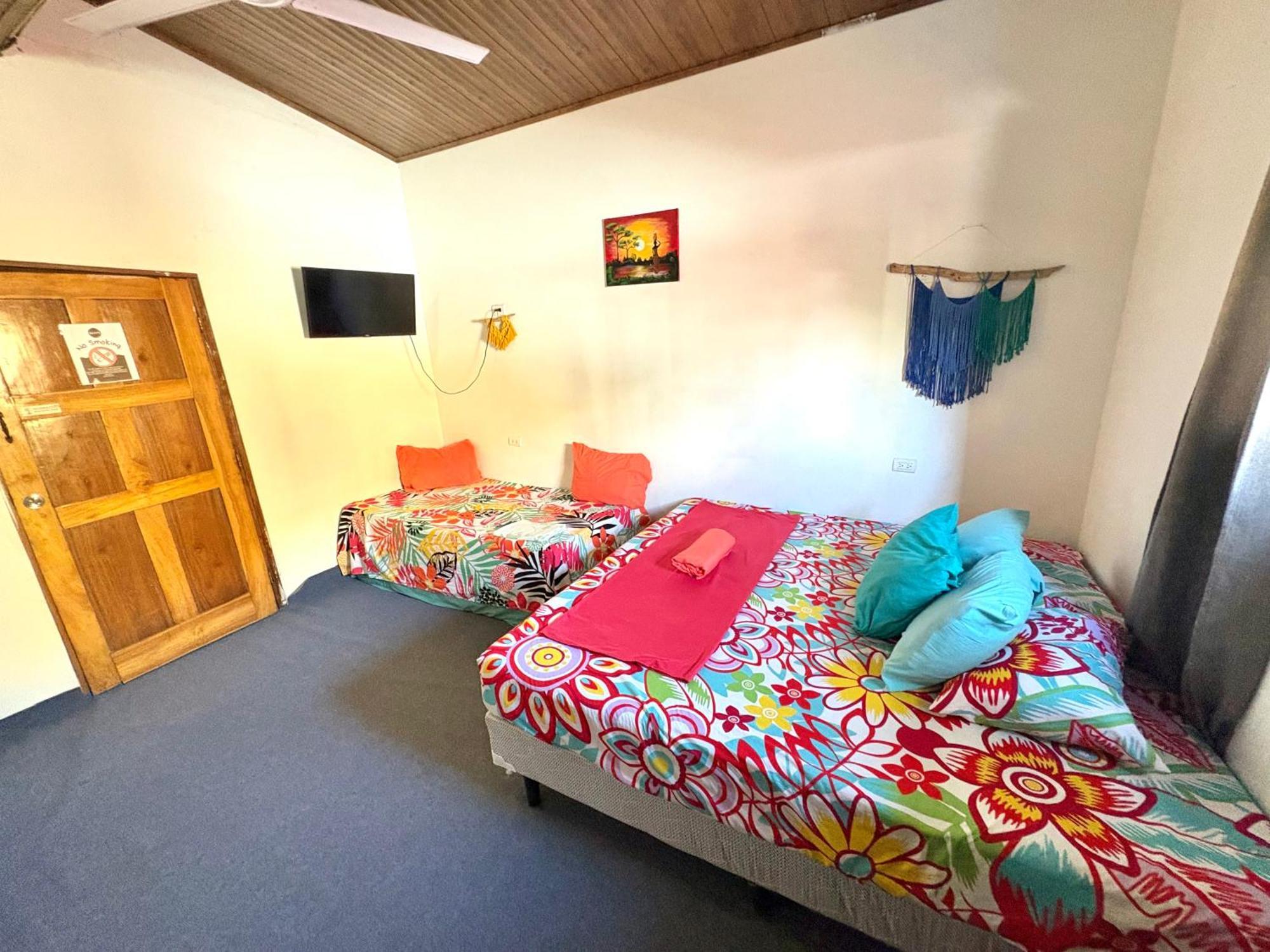 Passifloras Hostel Quepos Eksteriør bilde